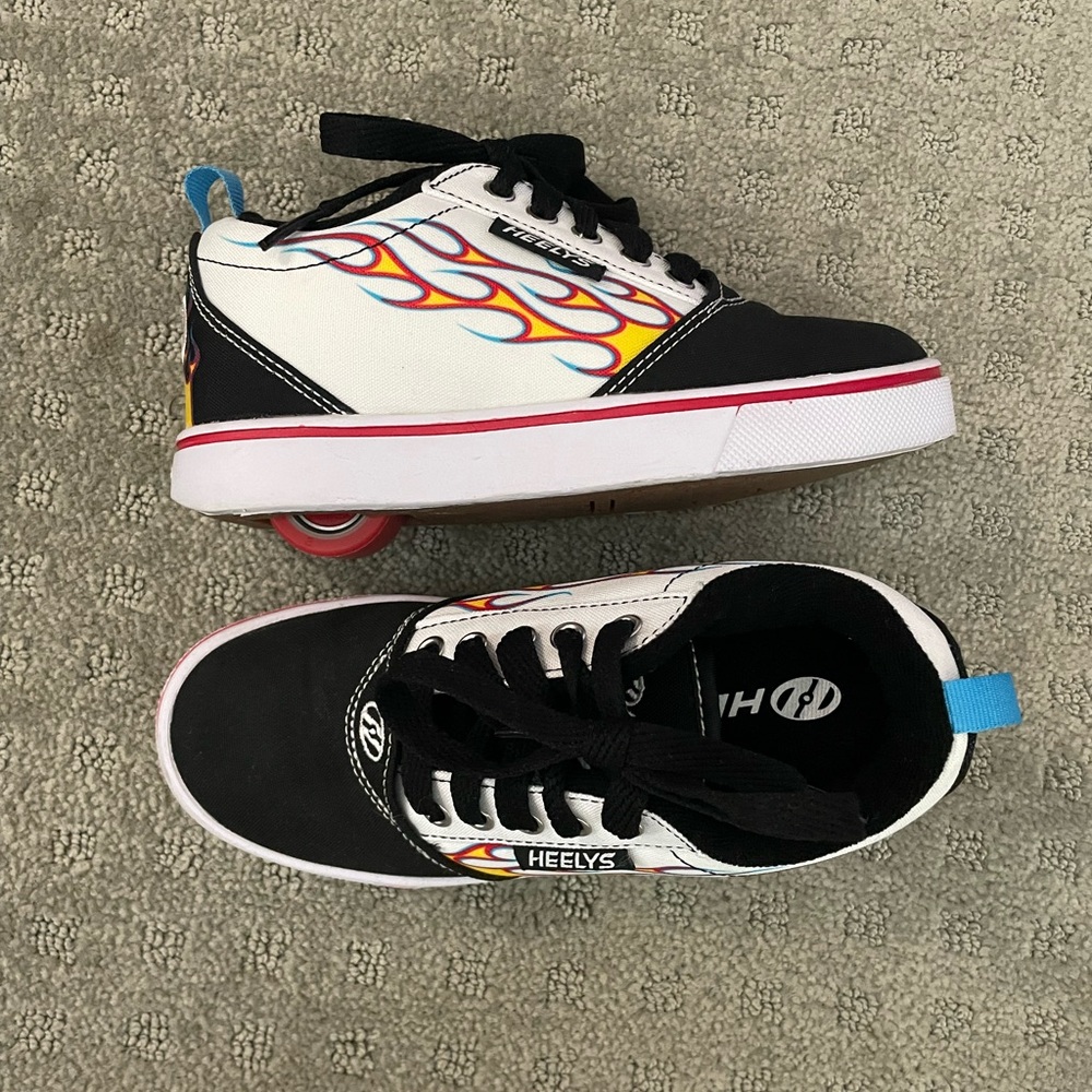 Heelys skate shoes, unworn size youth 1